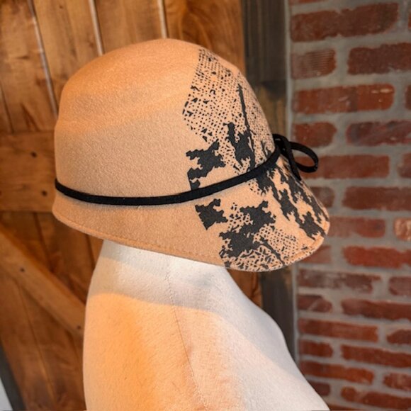Tan Wool Felt Cloche Hat with Black Houndstooth & Bow | Vintage-Inspired 1920s - Picture 2 of 6